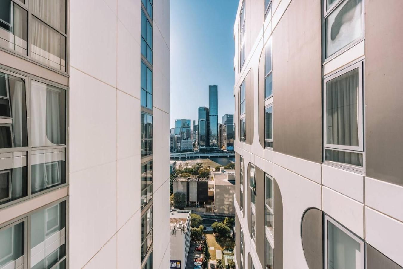 Contemporary 2br W Deck And Bbq Access Brisbane