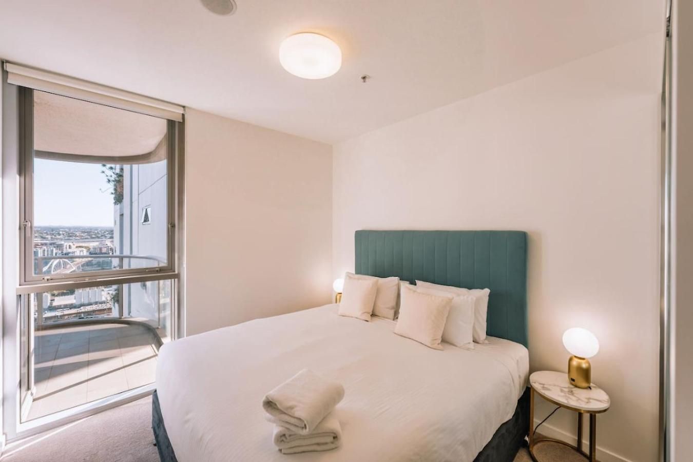 Contemporary 2br W Deck And Bbq Access Apartment