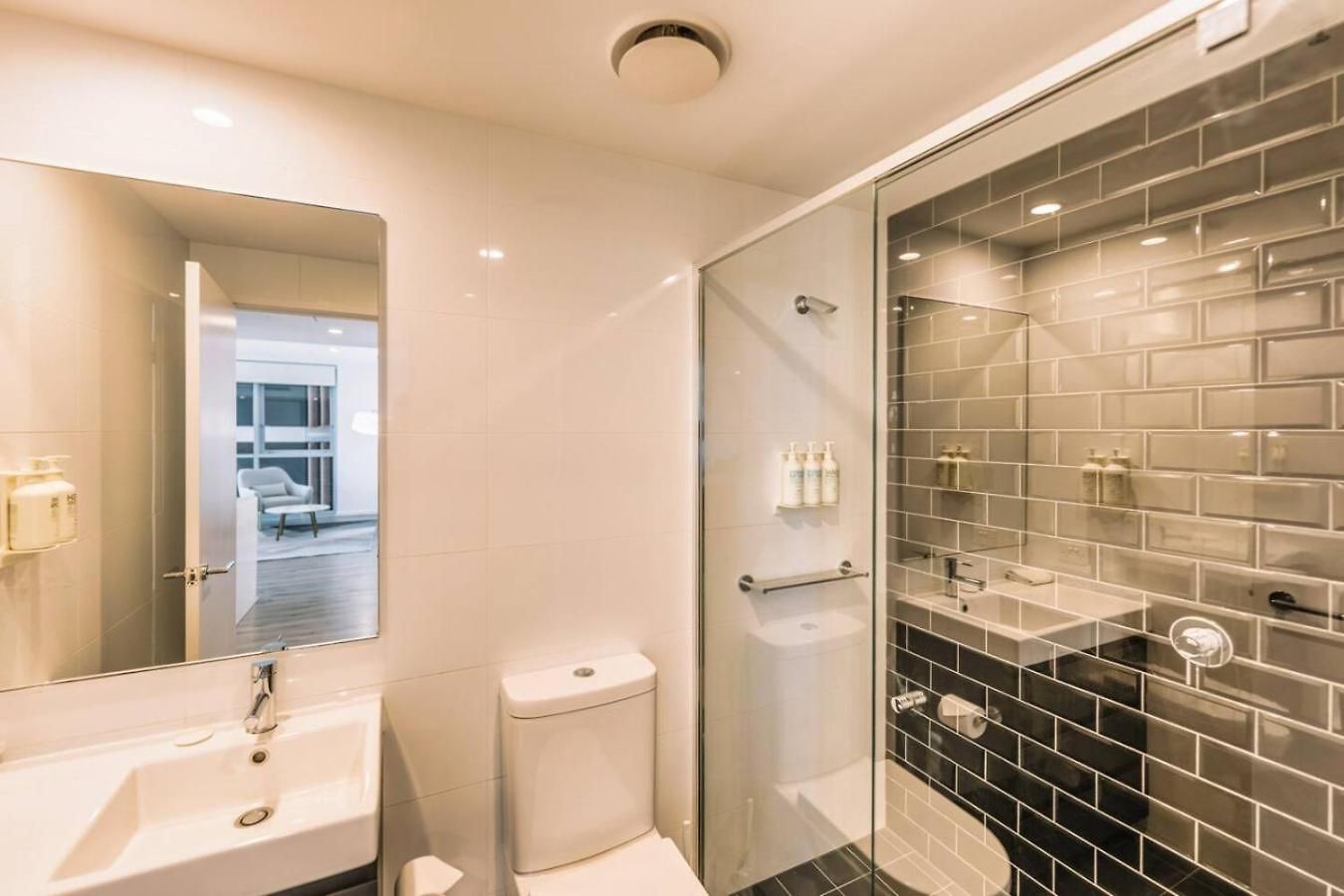 Tranquil 2 Bedroom Between Art And Sky Apartment