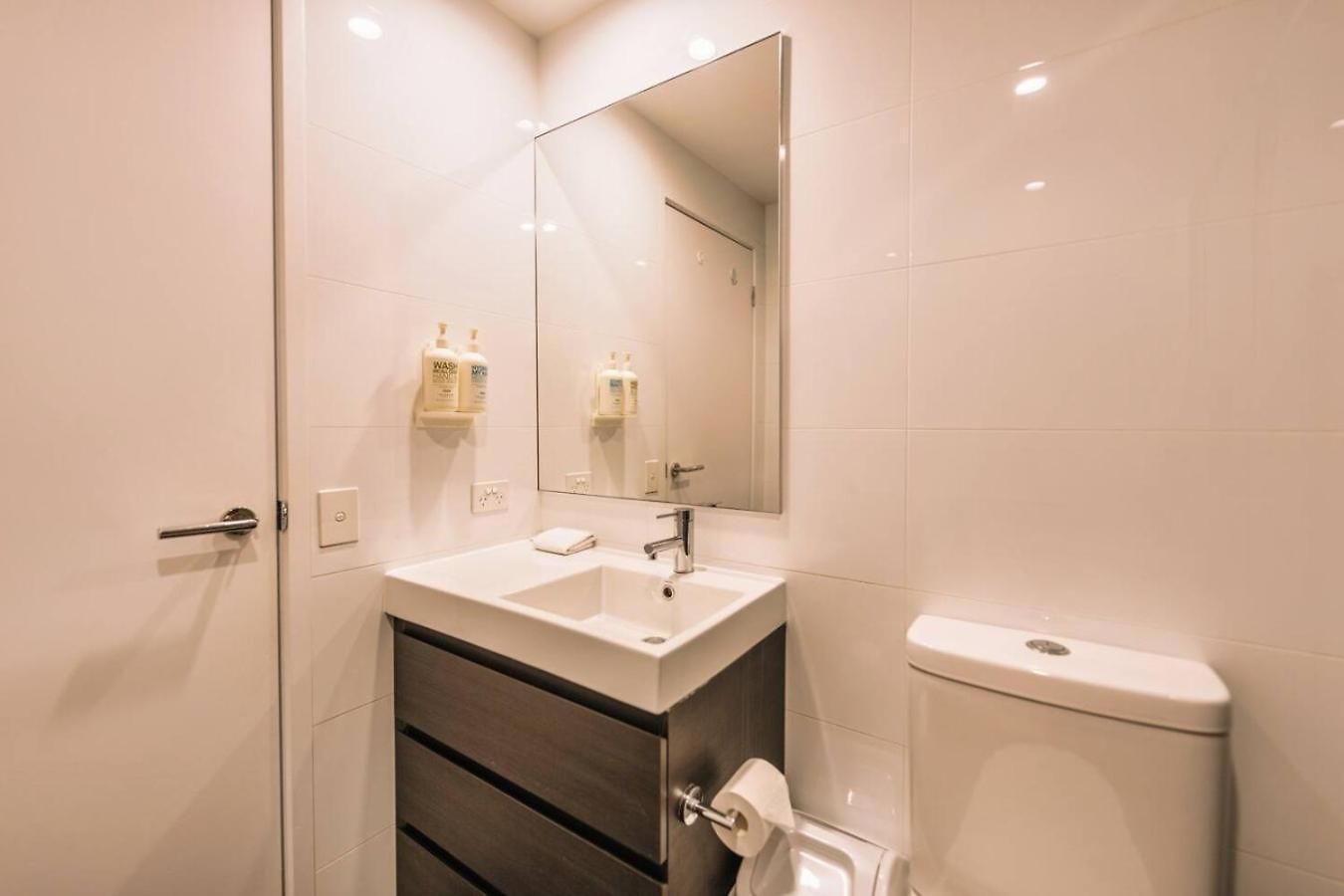 Tranquil 2 Bedroom Between Art And Sky Apartment *