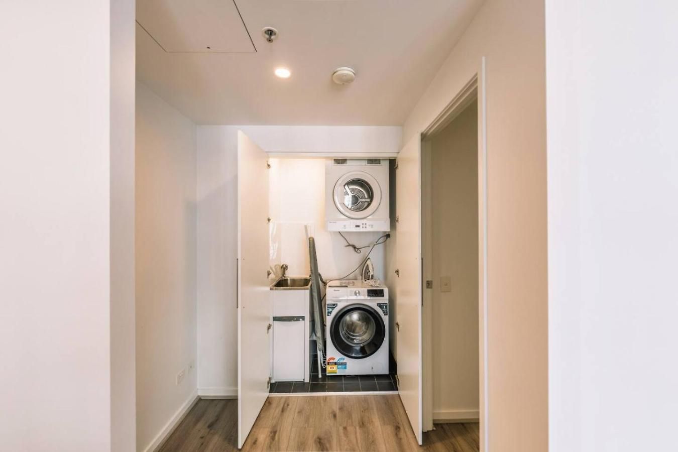Tranquil 2 Bedroom Between Art And Sky Brisbane