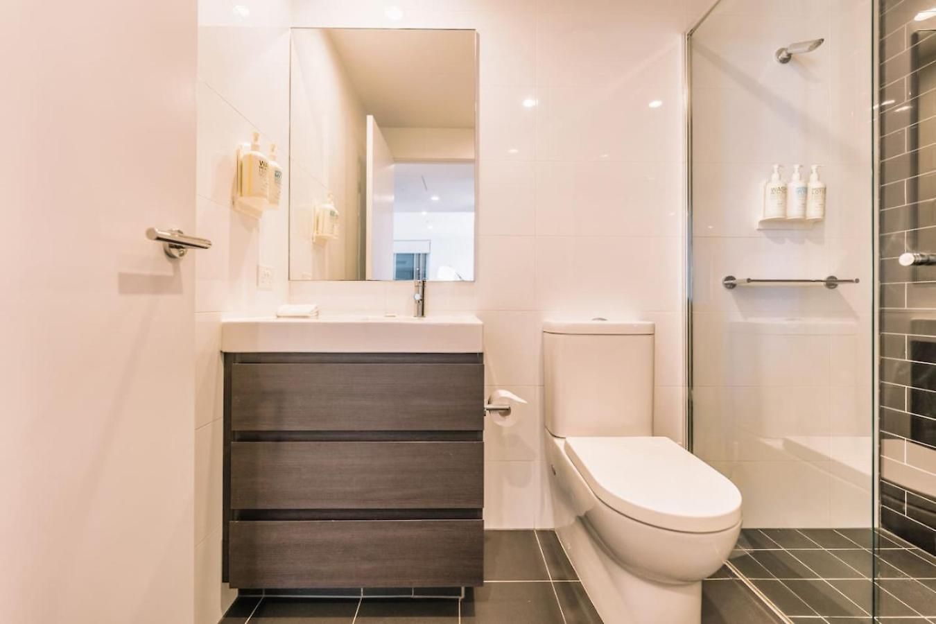 Tranquil 2 Bedroom Between Art And Sky Brisbane