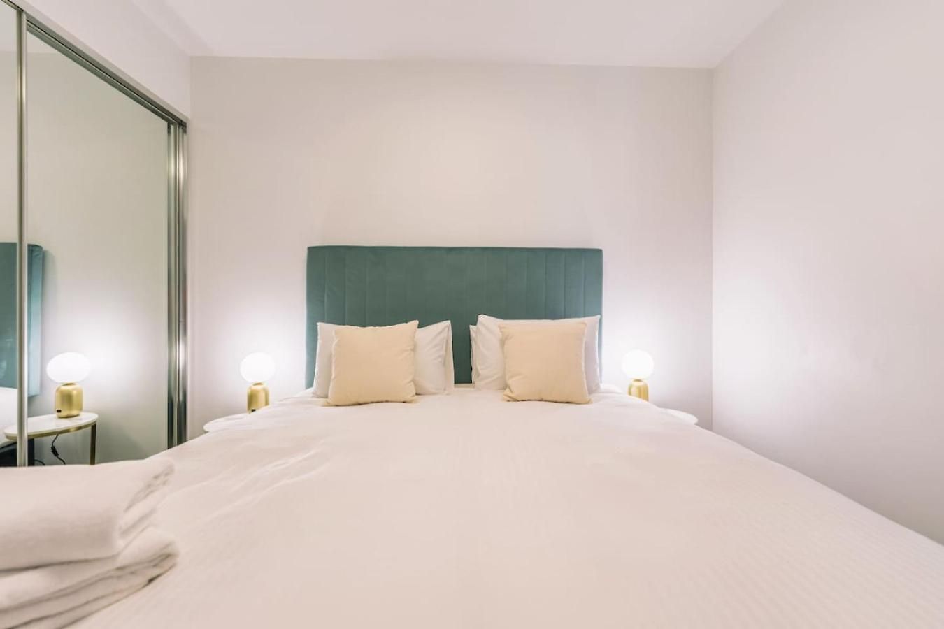 Tranquil 2 Bedroom Between Art And Sky * Brisbane