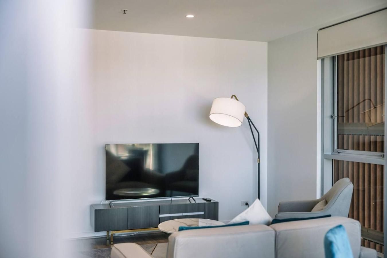 Tranquil 2 Bedroom Between Art And Sky