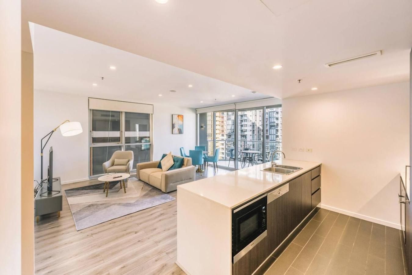 Tranquil 2 Bedroom Between Art And Sky Apartment