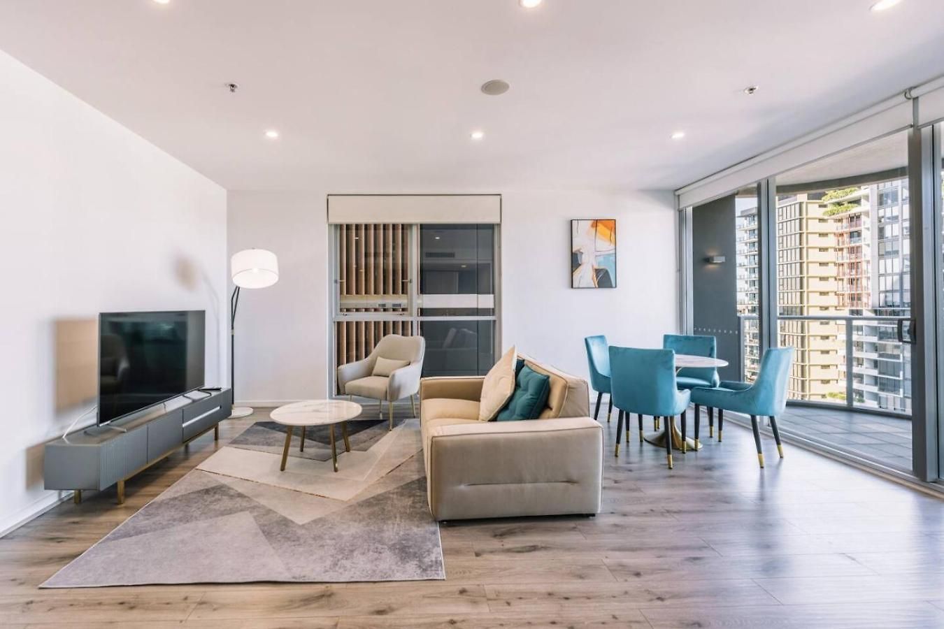 Tranquil 2 Bedroom Between Art And Sky Apartment Brisbane