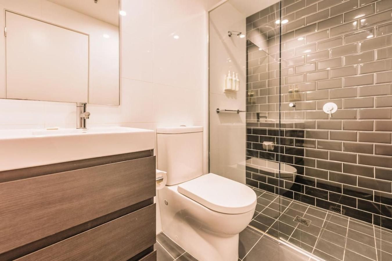 Tranquil 2 Bedroom Between Art And Sky *