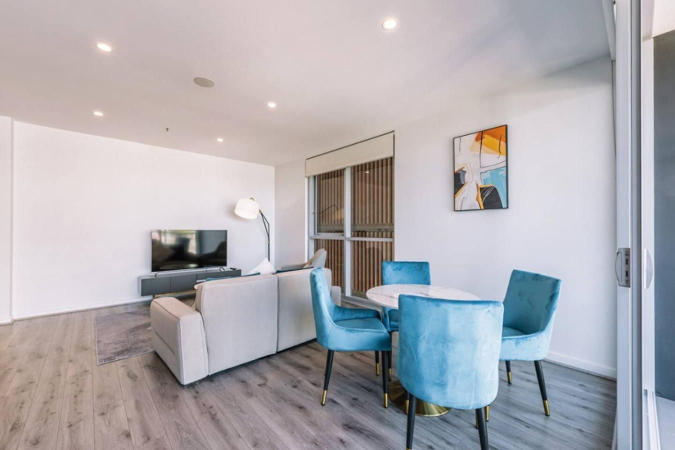 Tranquil 2 Bedroom Between Art And Sky