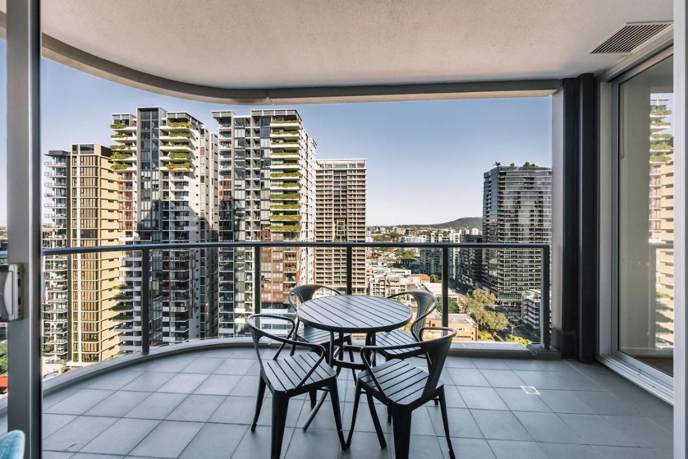 Tranquil 2 Bedroom Between Art And Sky Apartment