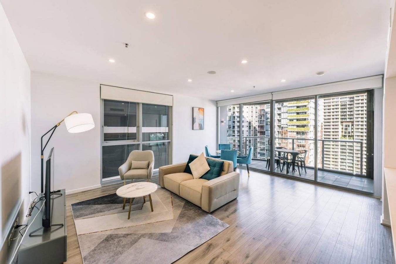Tranquil 2 Bedroom Between Art And Sky Apartment *