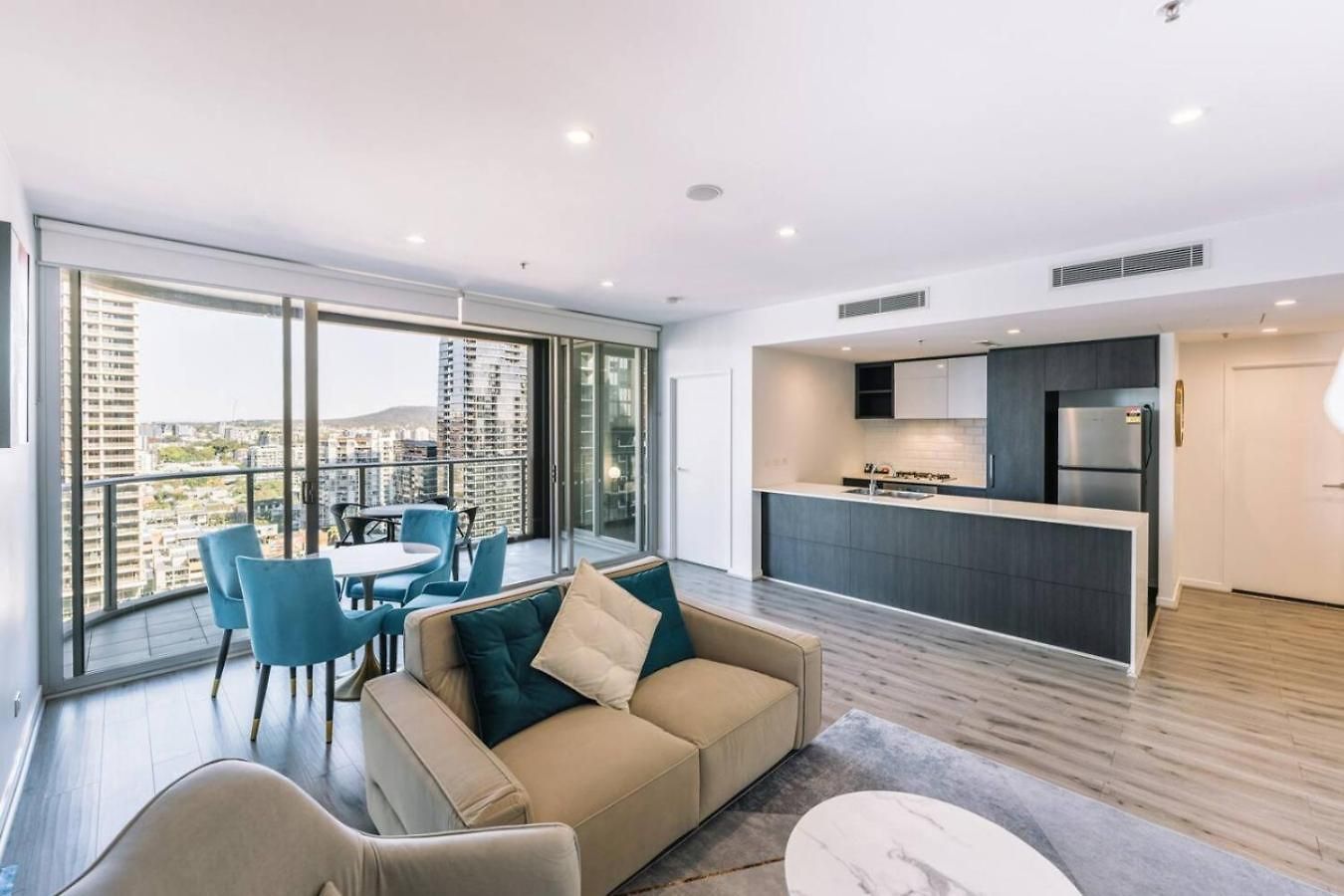 Tranquil 2 Bedroom Between Art And Sky *