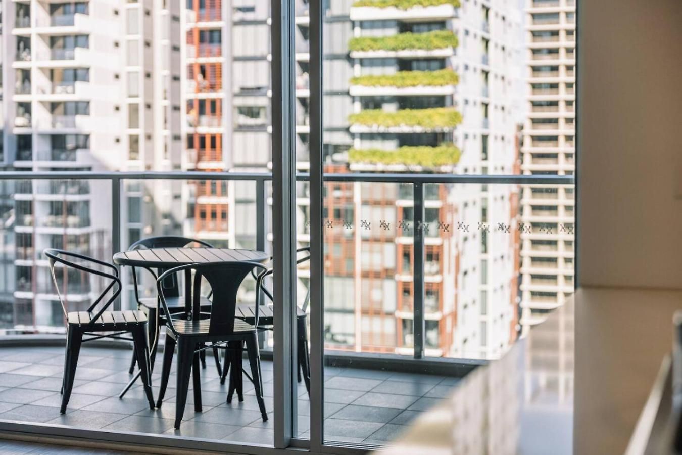 Tranquil 2 Bedroom Between Art And Sky