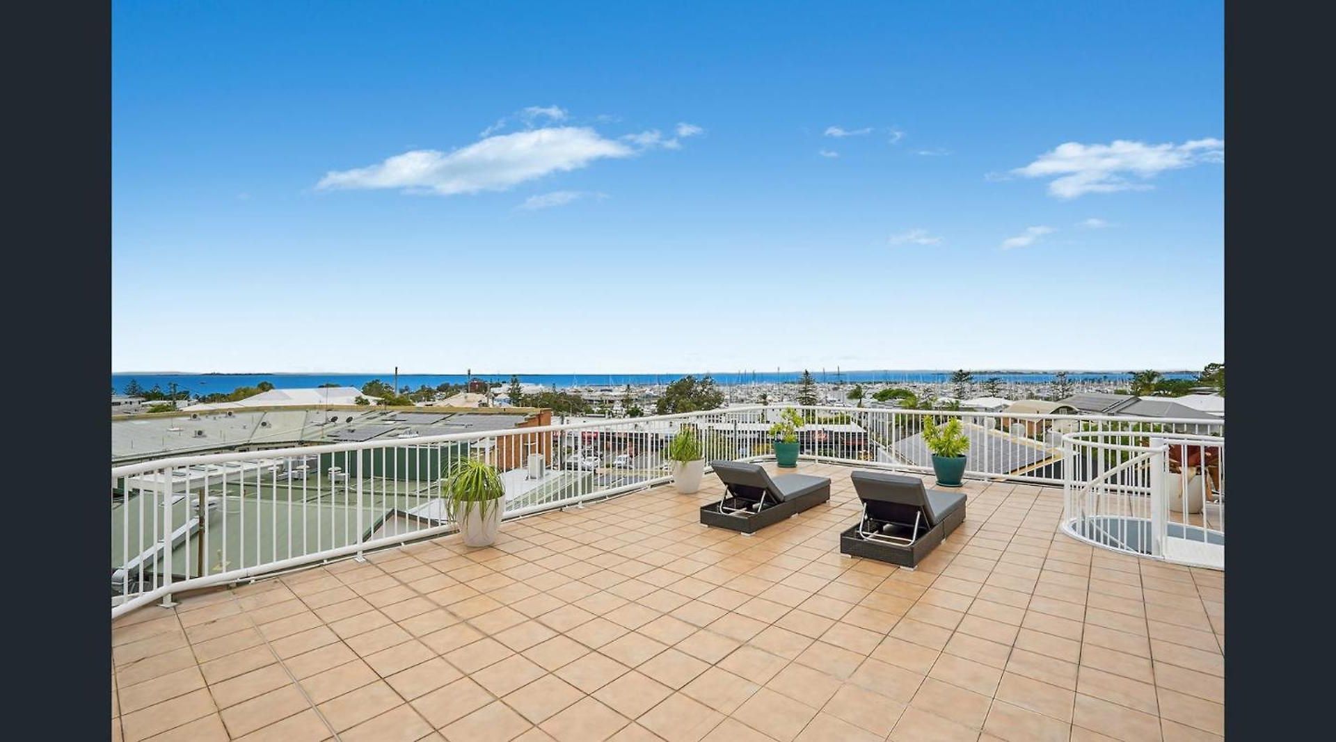 Stylish 4-bed Townhouse With Panoramic Ocean Views Holiday home