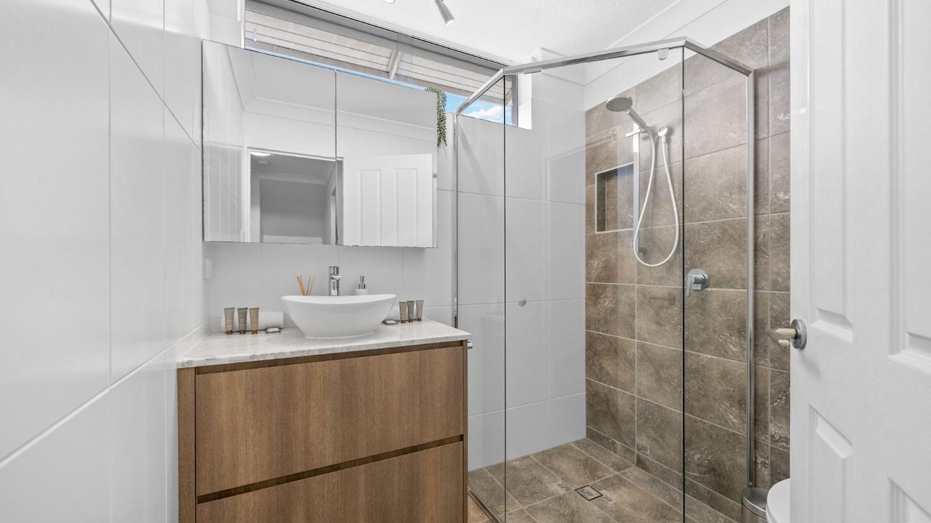 Stylish 4-bed Townhouse With Panoramic Ocean Views