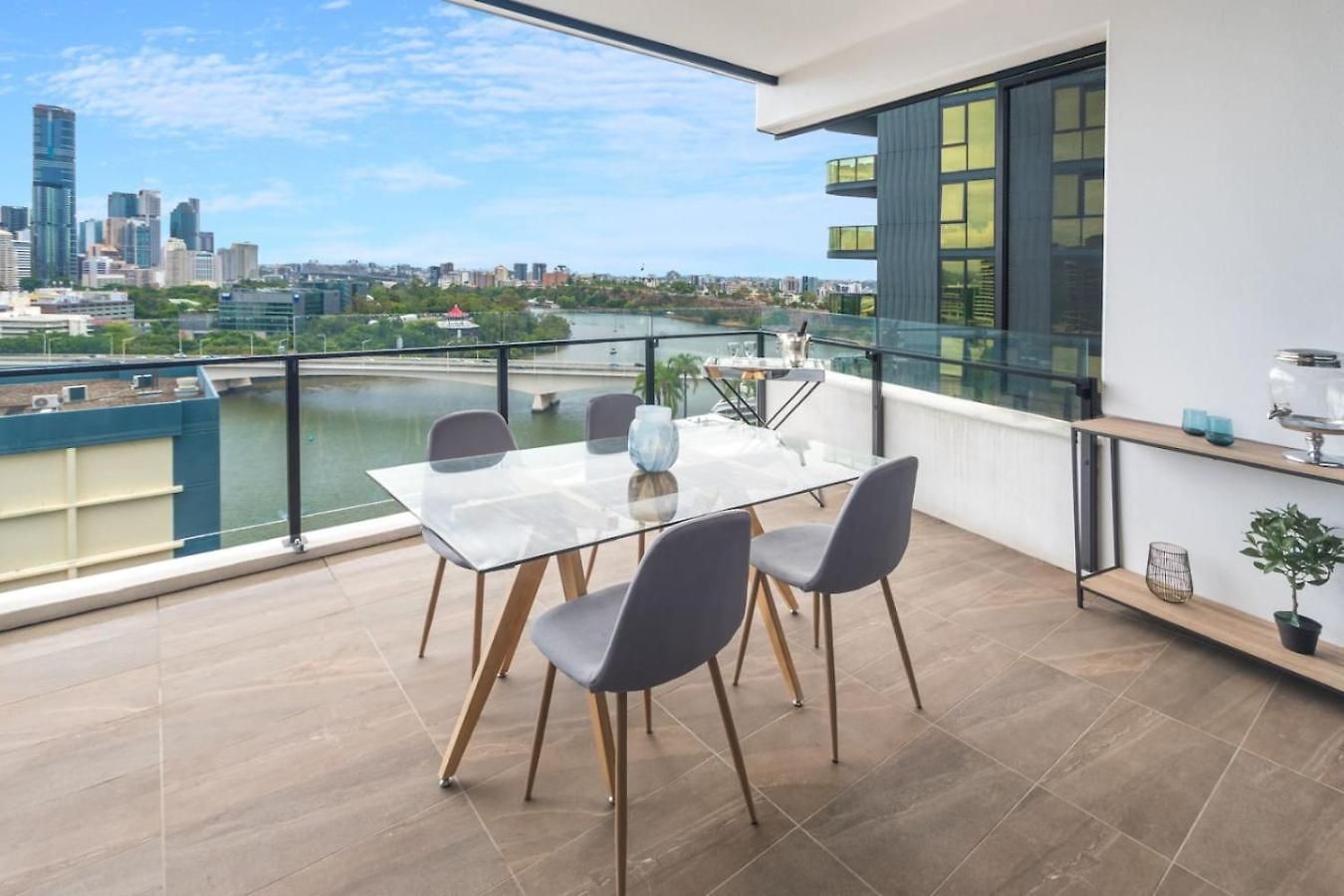 Stunning River Views 2b Apartment