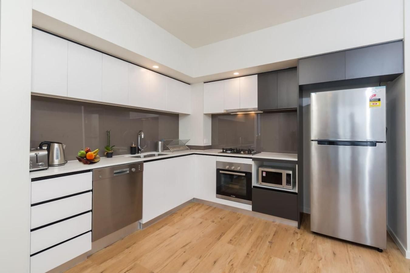 1b Southbank. Parking. Long Term Apartment *