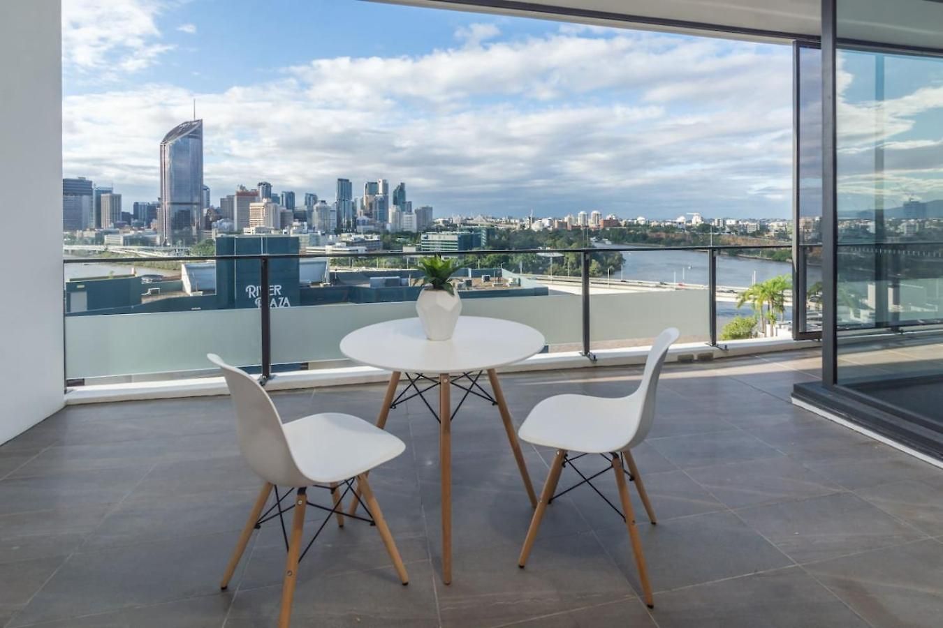 Apartment 1b Southbank. Parking. Long Term
