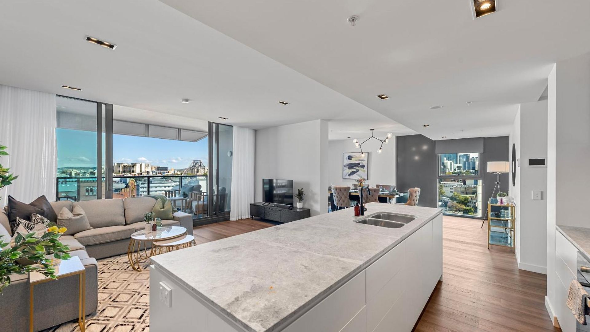 Luxe 3br With Views, Car Park And Rooftop Pool Apartment