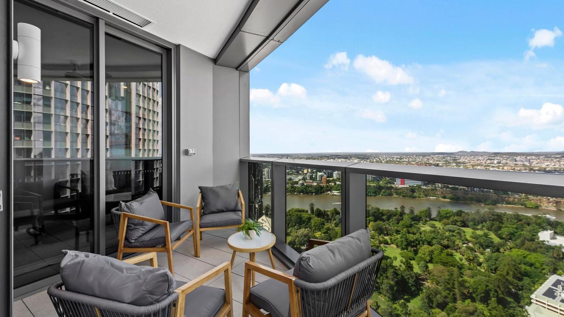 Queens Wharf - Luxe 2br With Stunning Views & Pool Apartment Brisbane