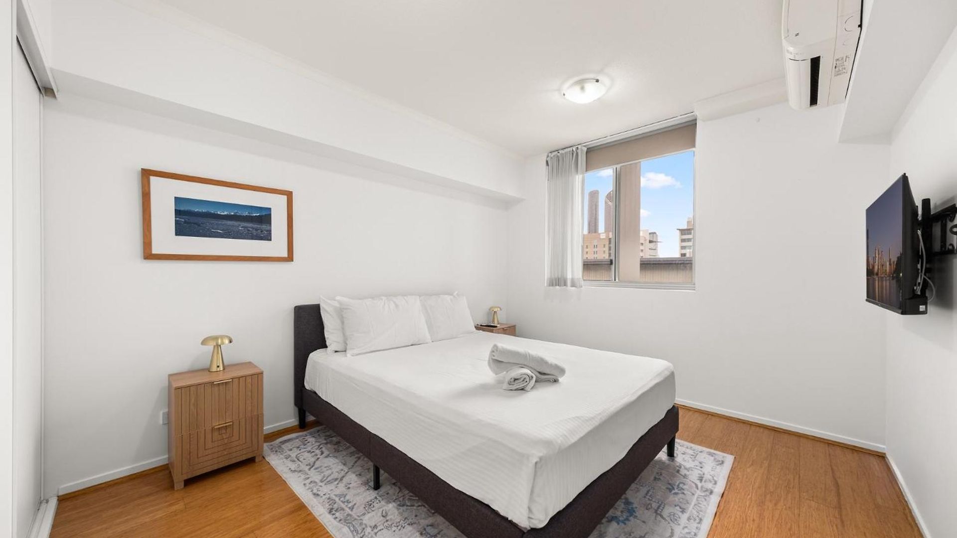 Apartment Modern 2-bed With Gym & Sauna Access *