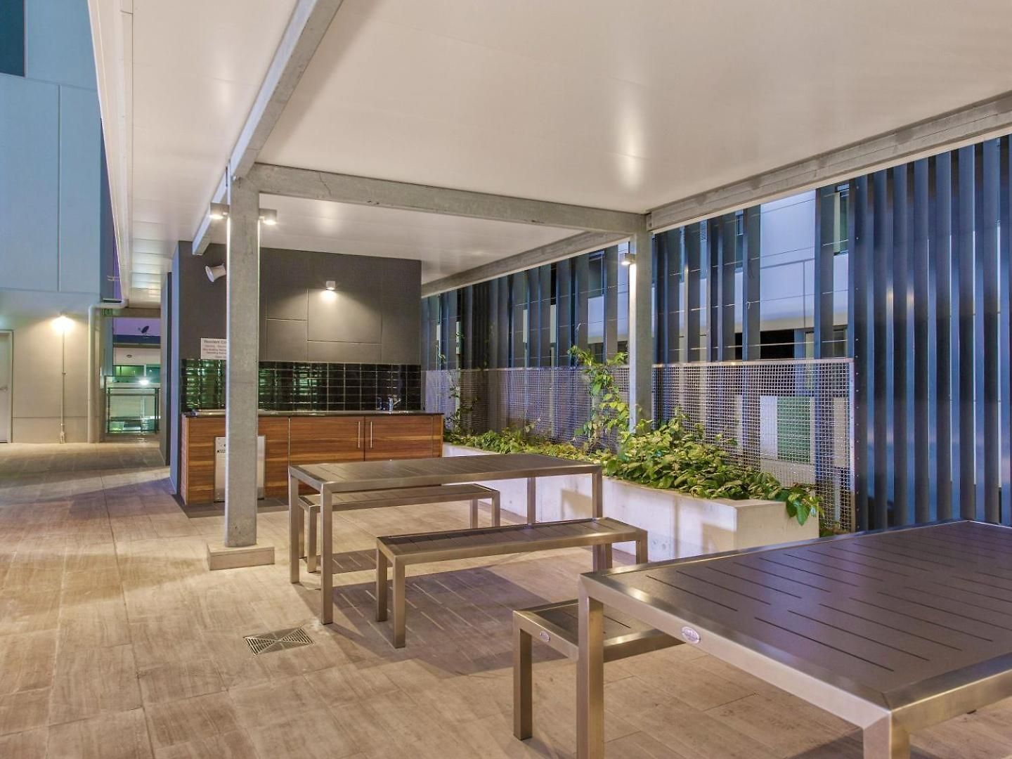 Spacious Valley Pad In Street Precinct Apartment *