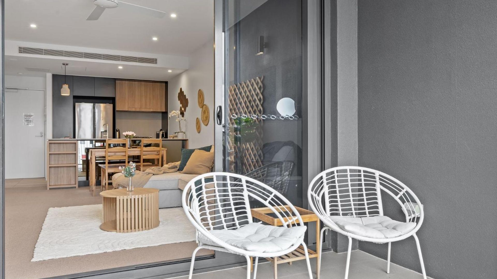 Spacious West End With Pool & Bbq Access
