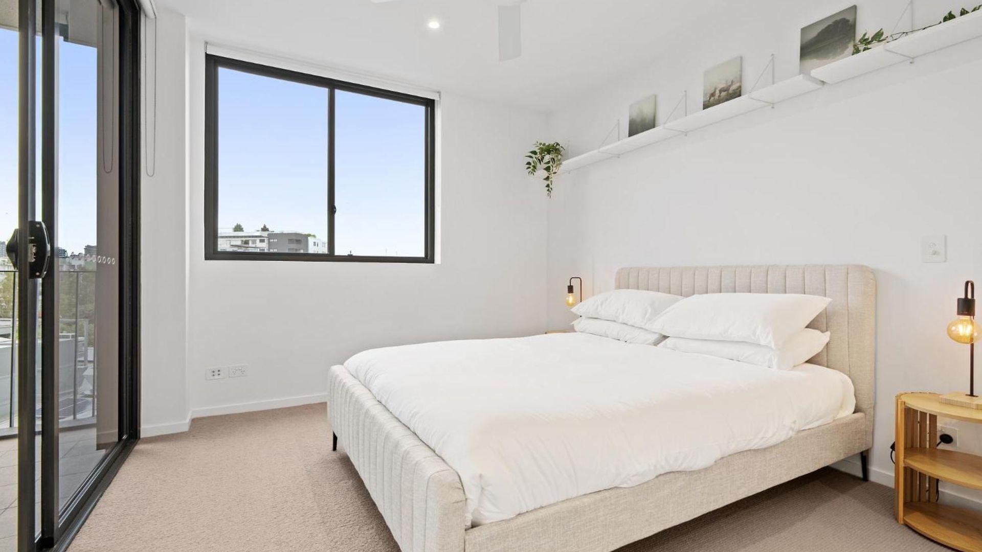 Apartment Spacious West End With Pool & Bbq Access