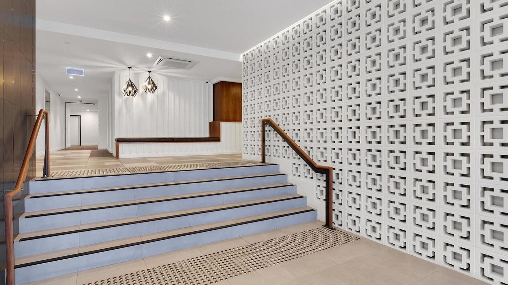 Apartment Spacious West End With Pool & Bbq Access