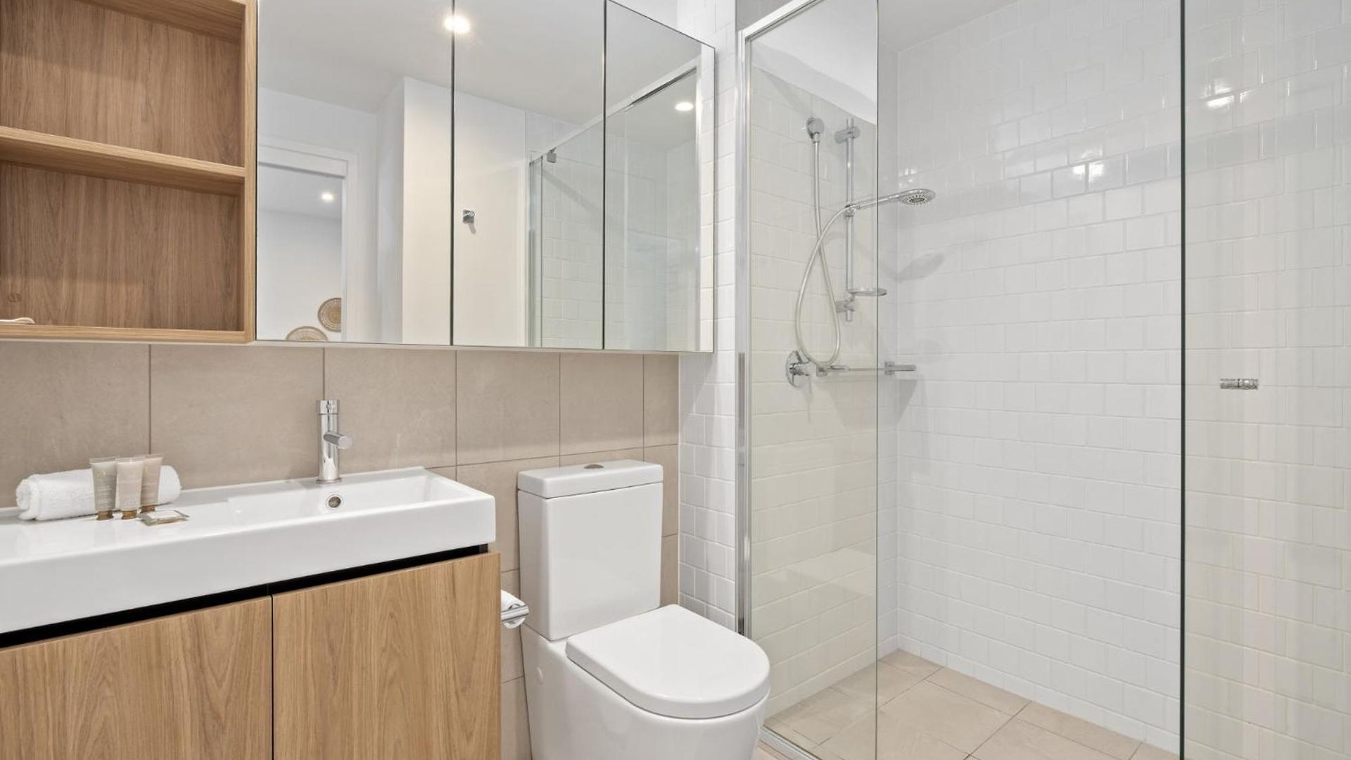 Spacious West End With Pool & Bbq Access Apartment *