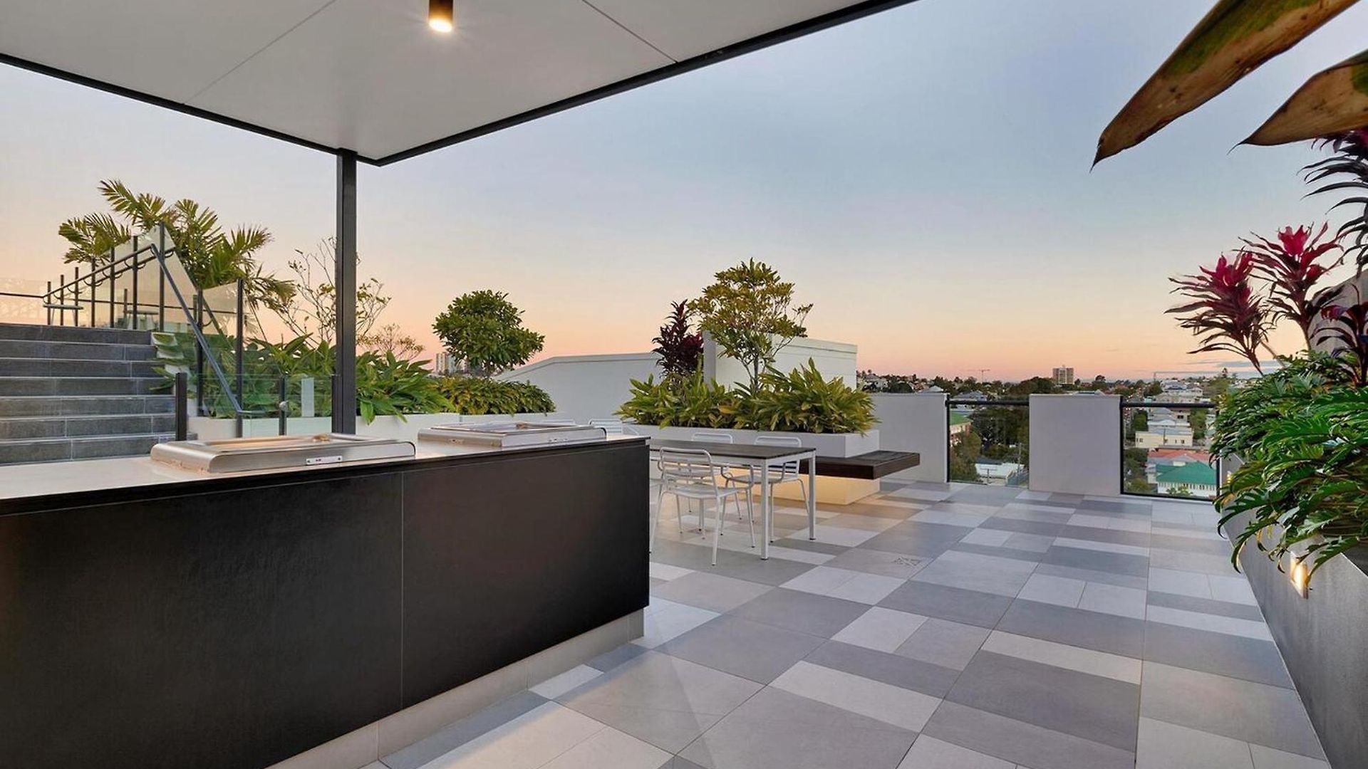 Spacious West End With Pool & Bbq Access Apartment