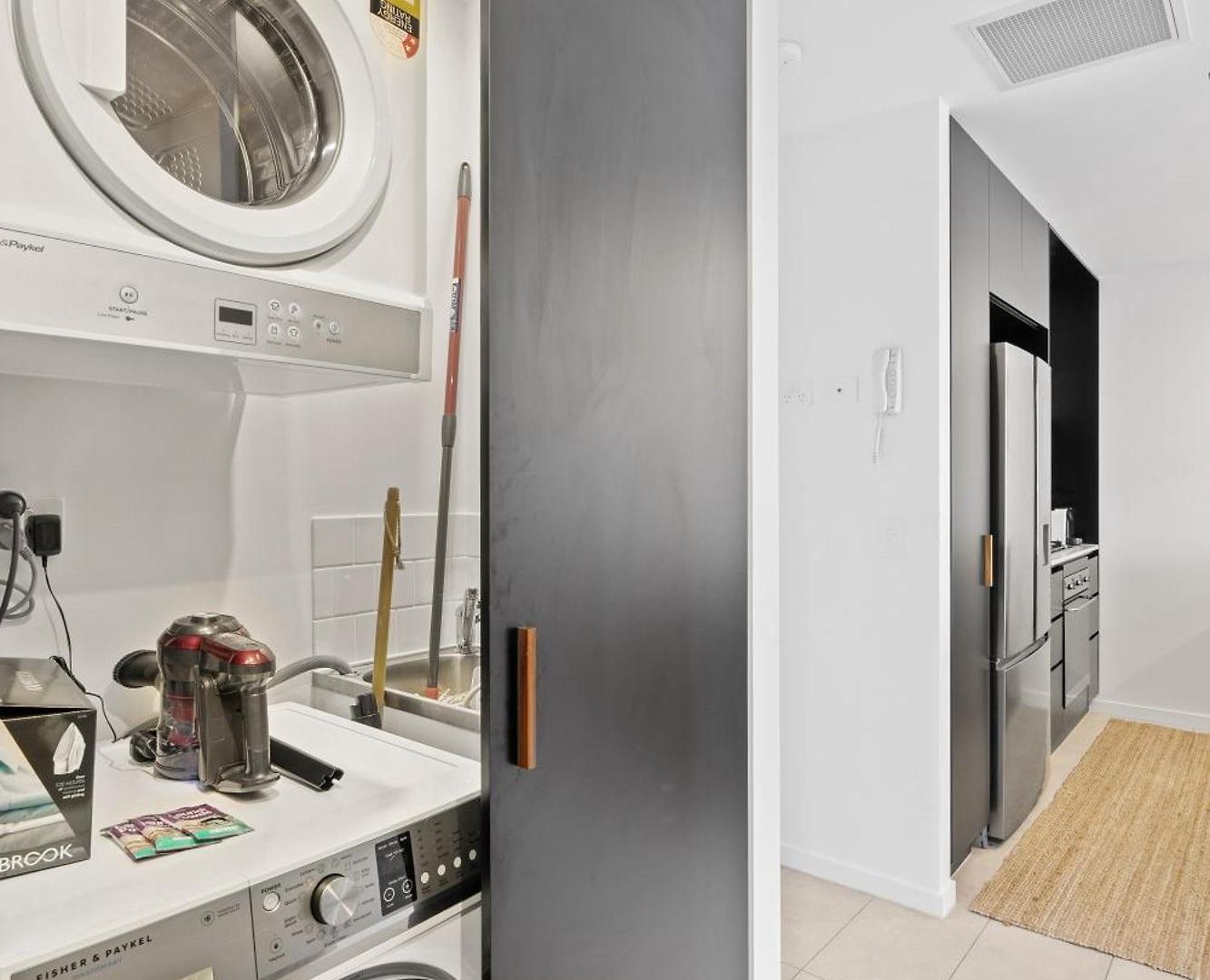 Apartment Spacious West End With Pool & Bbq Access