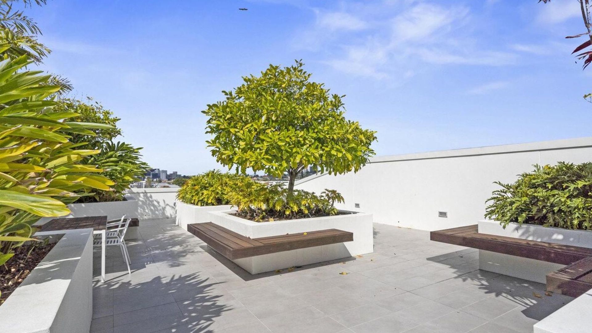 Spacious West End With Pool & Bbq Access Apartment *