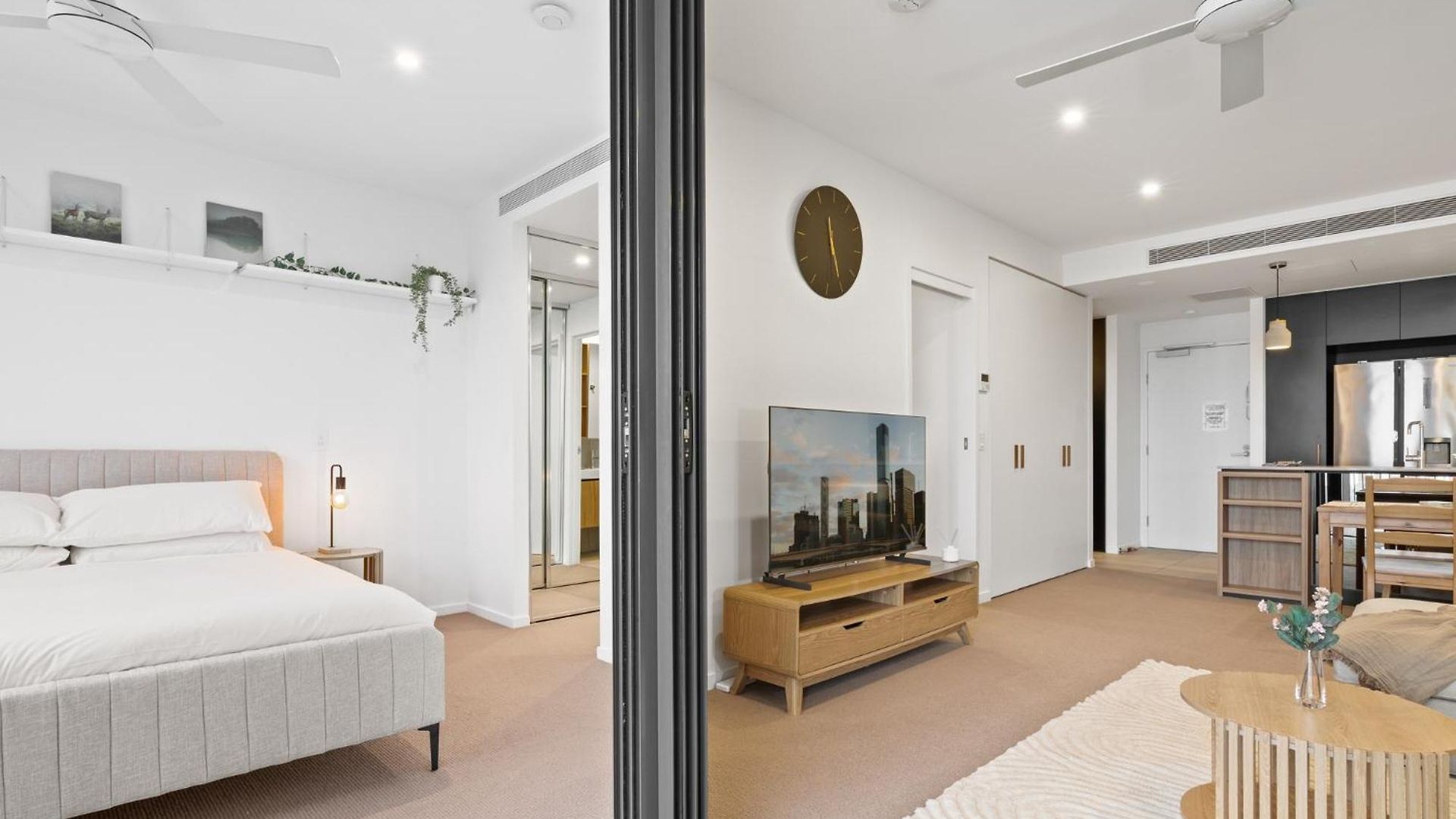 Spacious West End With Pool & Bbq Access