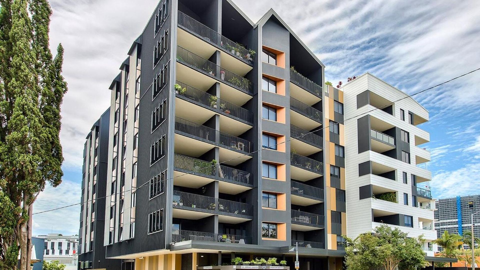 Spacious West End With Pool & Bbq Access Apartment