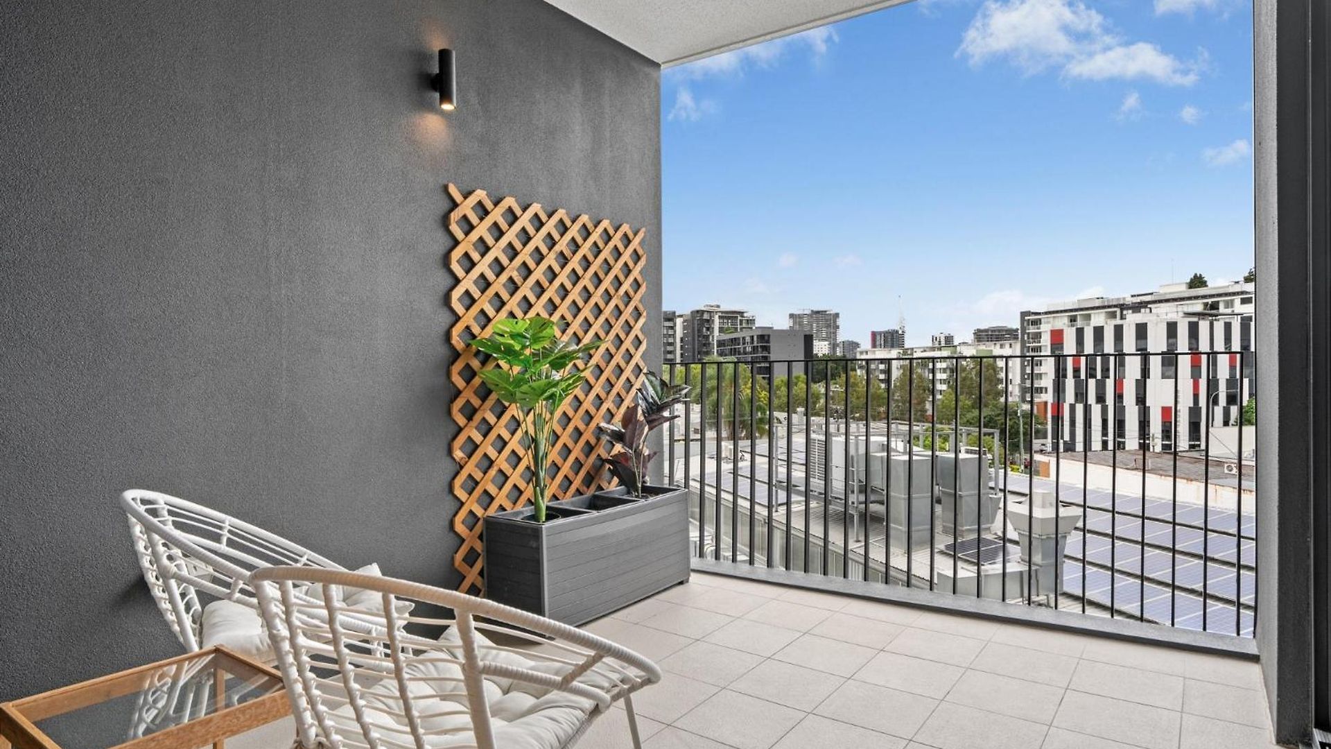 Spacious West End With Pool & Bbq Access *