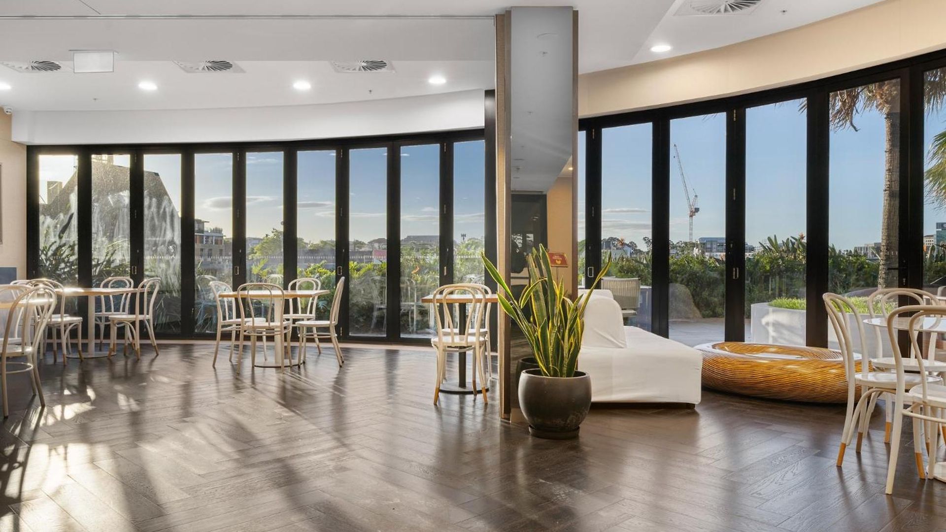Escape With Balcony & Resort-style Amenities Brisbane