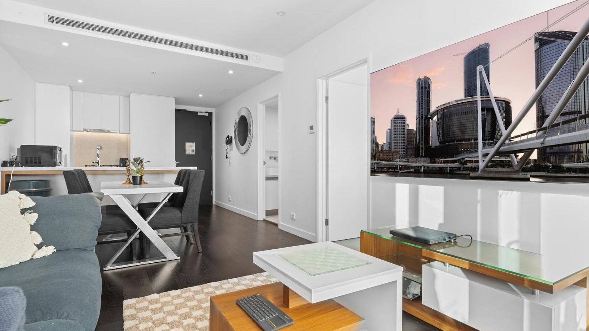 Escape With Balcony & Resort-style Amenities Apartment