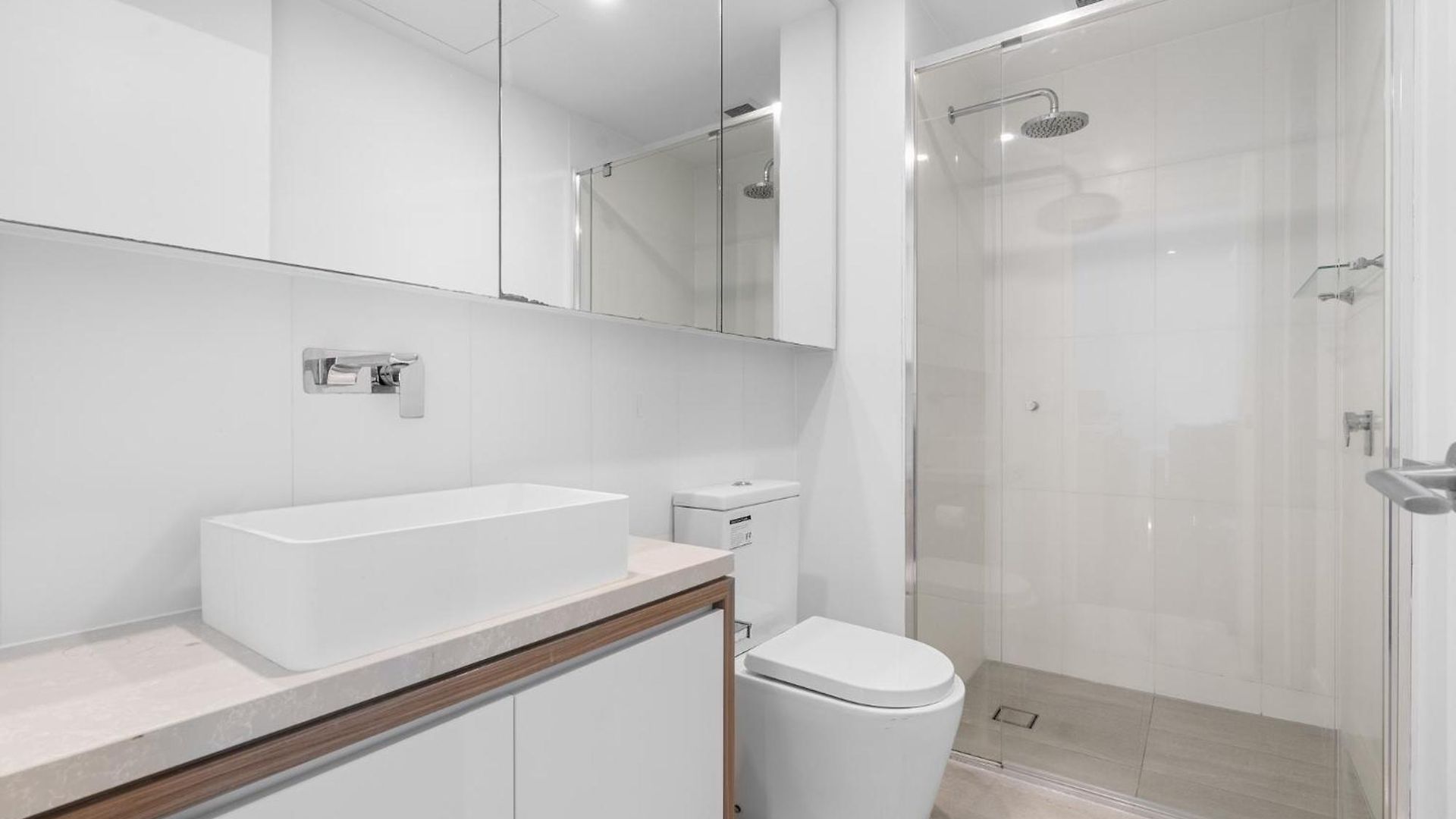 Escape With Balcony & Resort-style Amenities Apartment