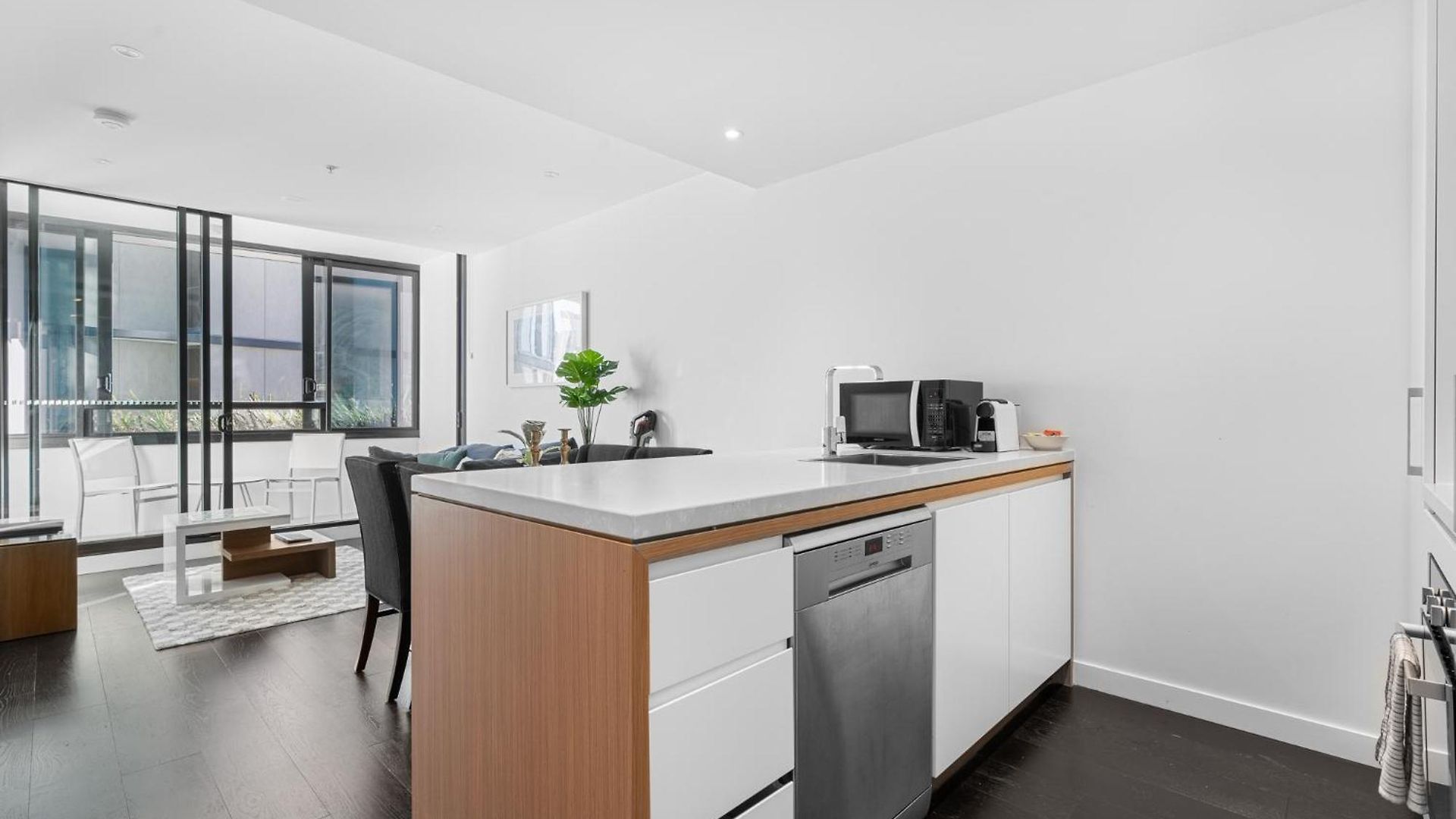 Escape With Balcony & Resort-style Amenities Apartment Brisbane