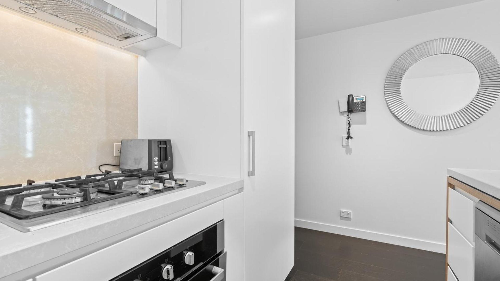 Apartment Escape With Balcony & Resort-style Amenities Brisbane