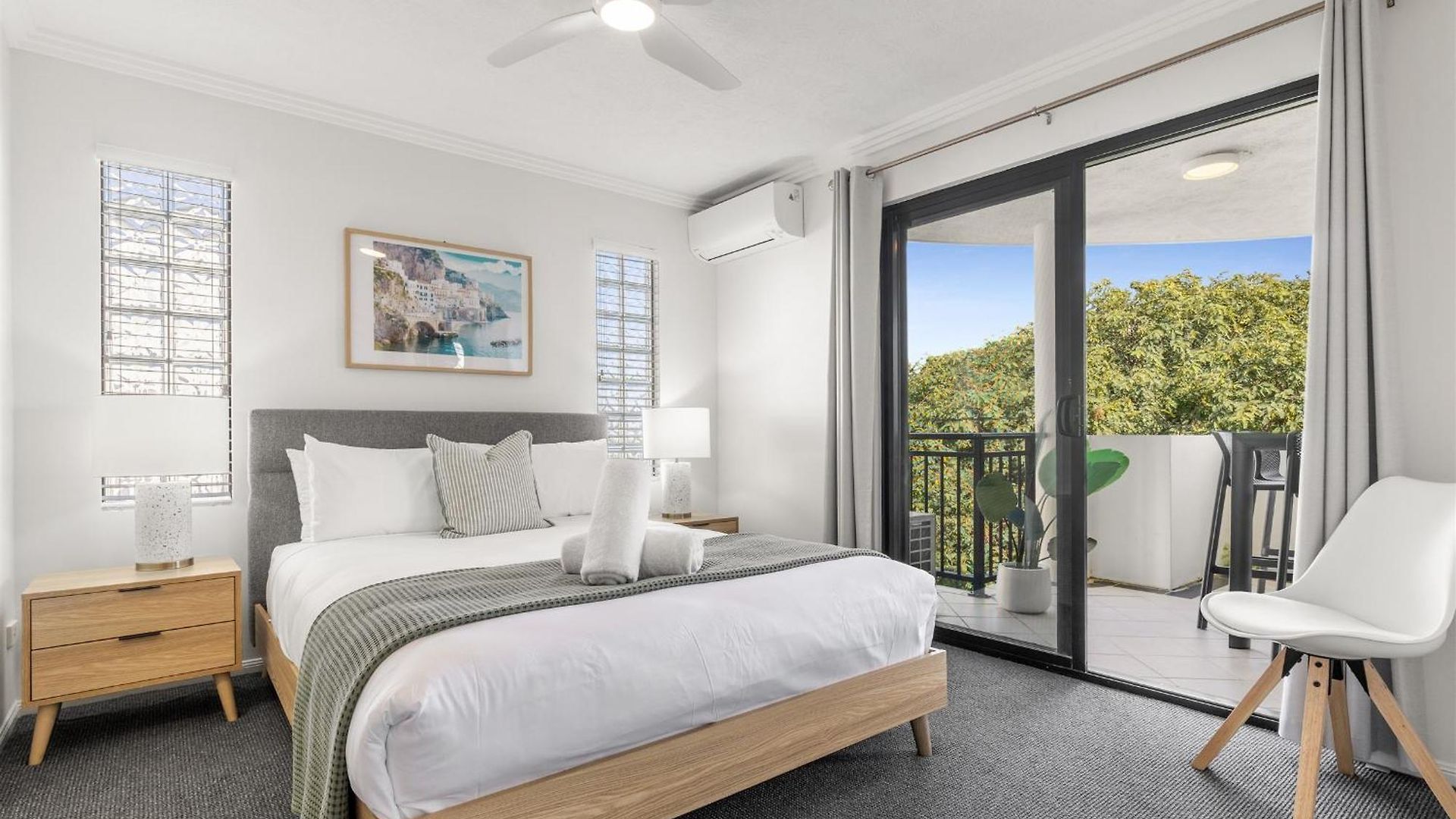 Oxlade Luxury Riverfront Apartment *