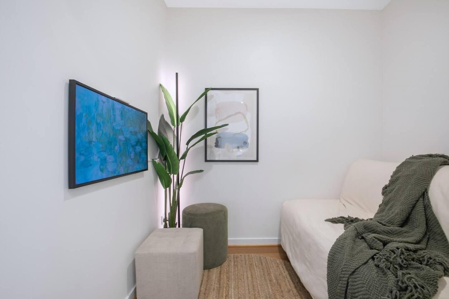 'sage Bloom' Elegant Newstead With Shared Pool Apartment *