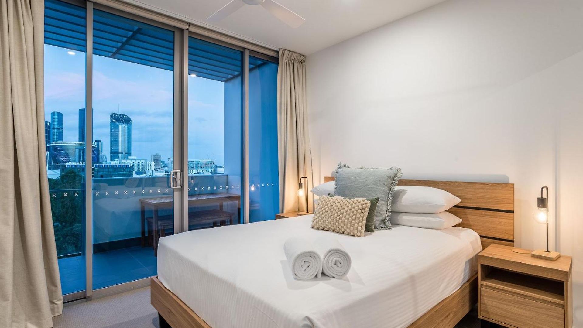 Russell St Retreat Stunning & Park Views *