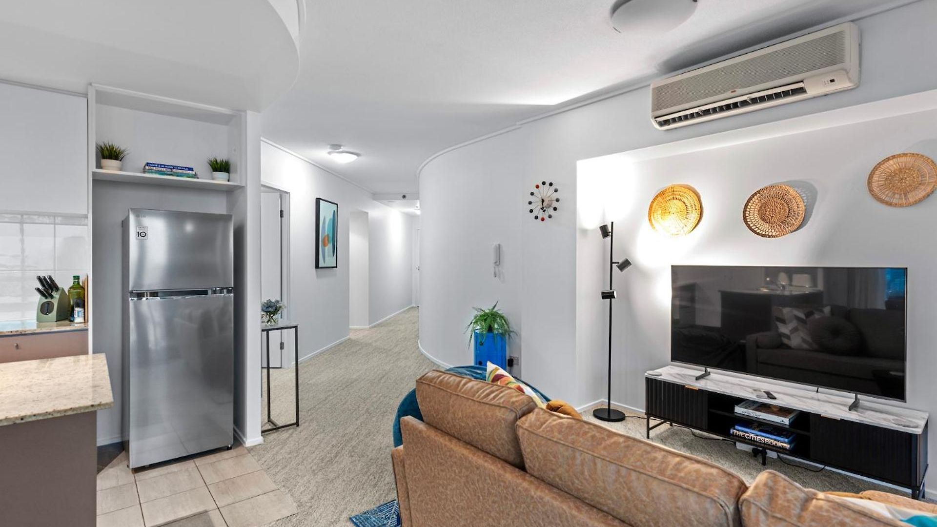 A Touch Of Class - 2bed-2bath-1car-balcony-views - Cbd *