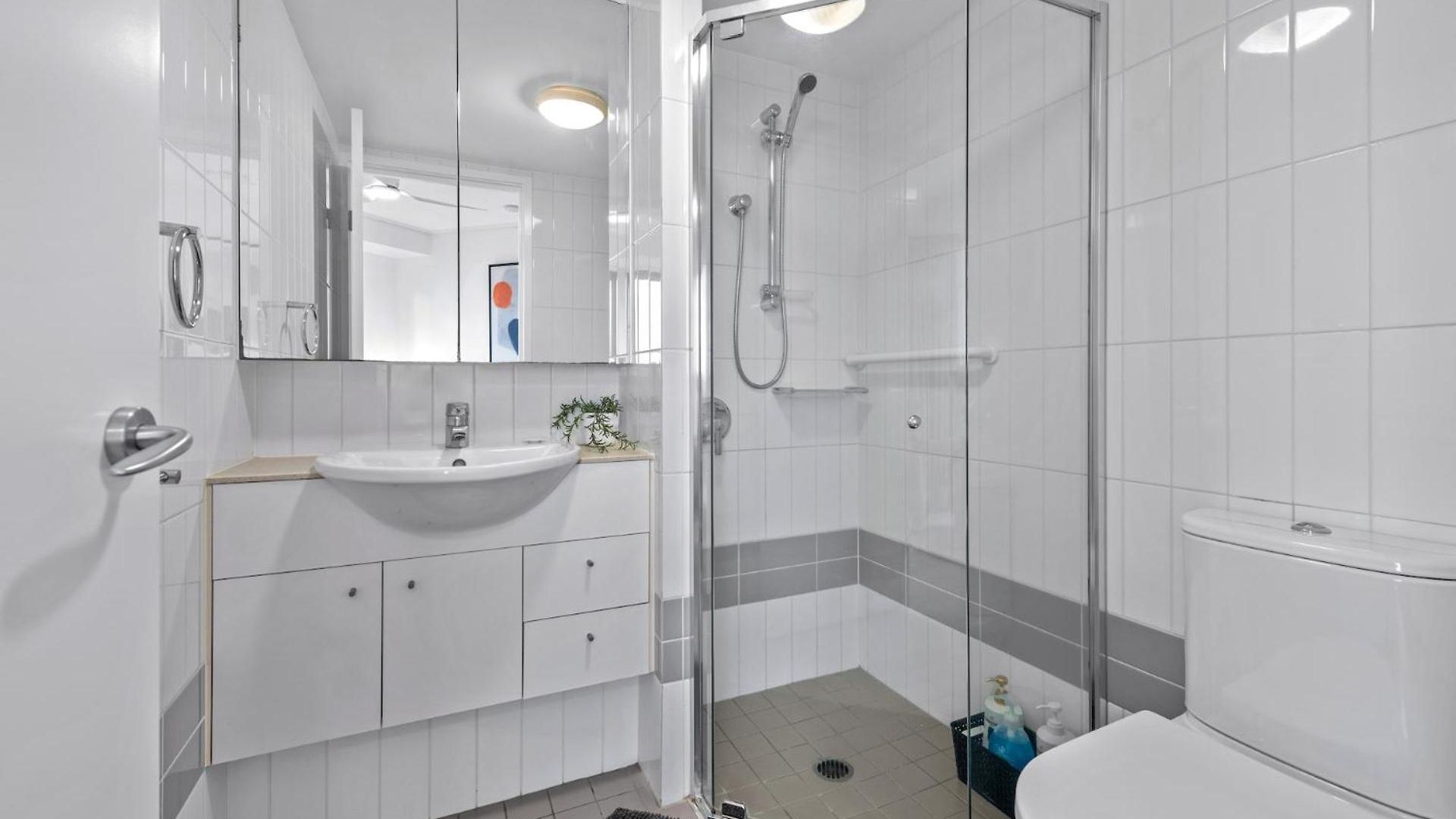 A Touch Of Class - 2bed-2bath-1car-balcony-views - Cbd Apartment *