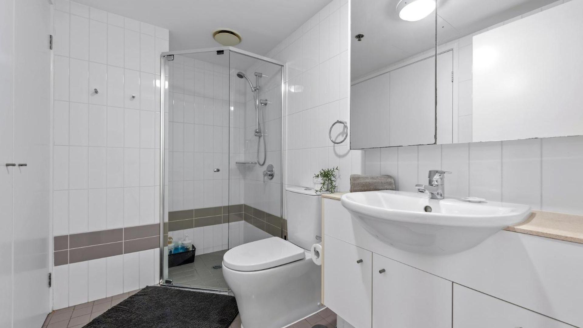 Apartment A Touch Of Class - 2bed-2bath-1car-balcony-views - Cbd *
