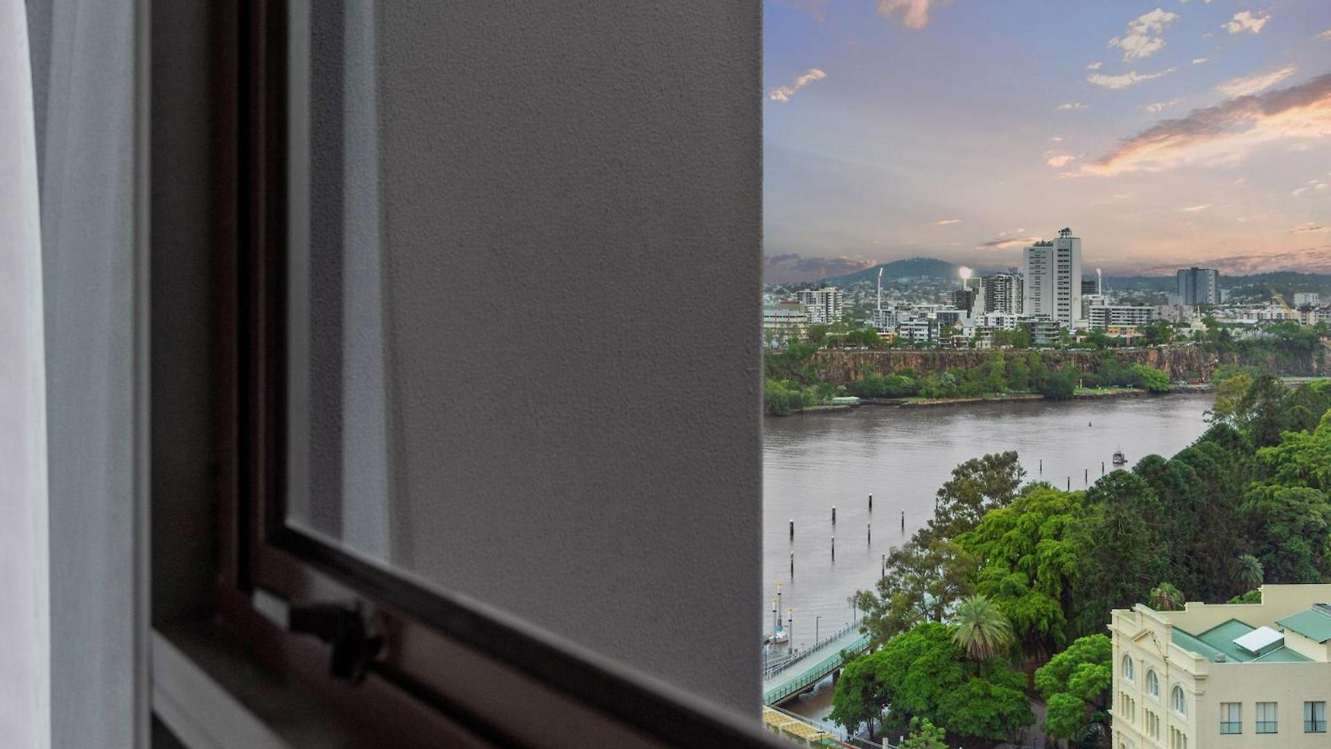 A Touch Of Class - 2bed-2bath-1car-balcony-views - Cbd Apartment