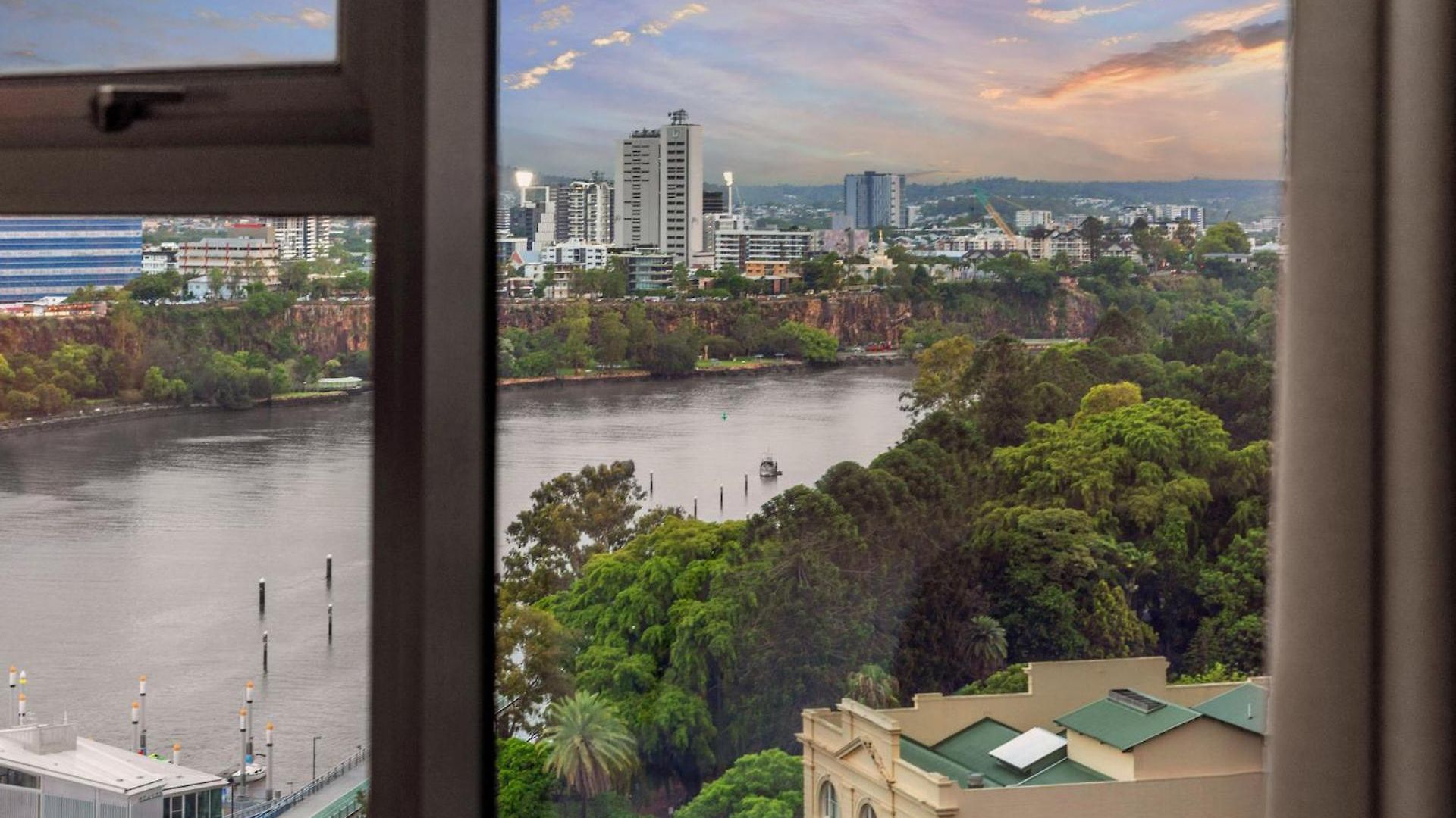 Apartment A Touch Of Class - 2bed-2bath-1car-balcony-views - Cbd Brisbane