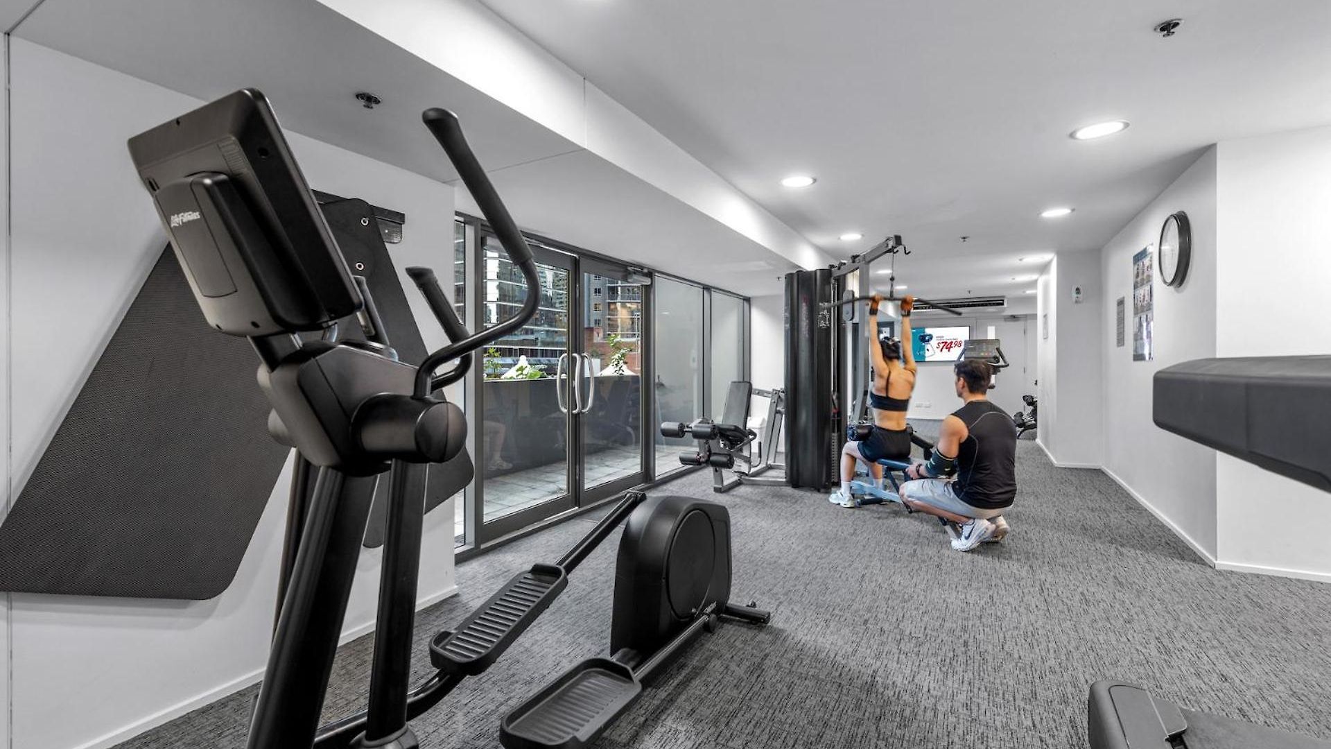 A Touch Of Class - 2bed-2bath-1car-balcony-views - Cbd