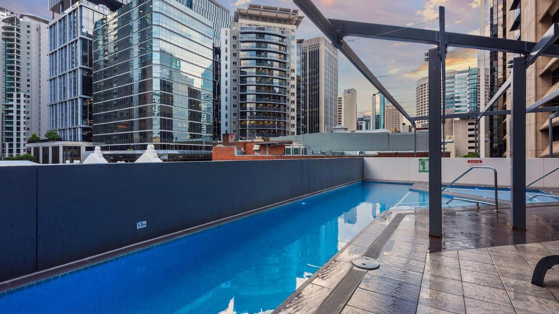 A Touch Of Class - 2bed-2bath-1car-balcony-views - Cbd